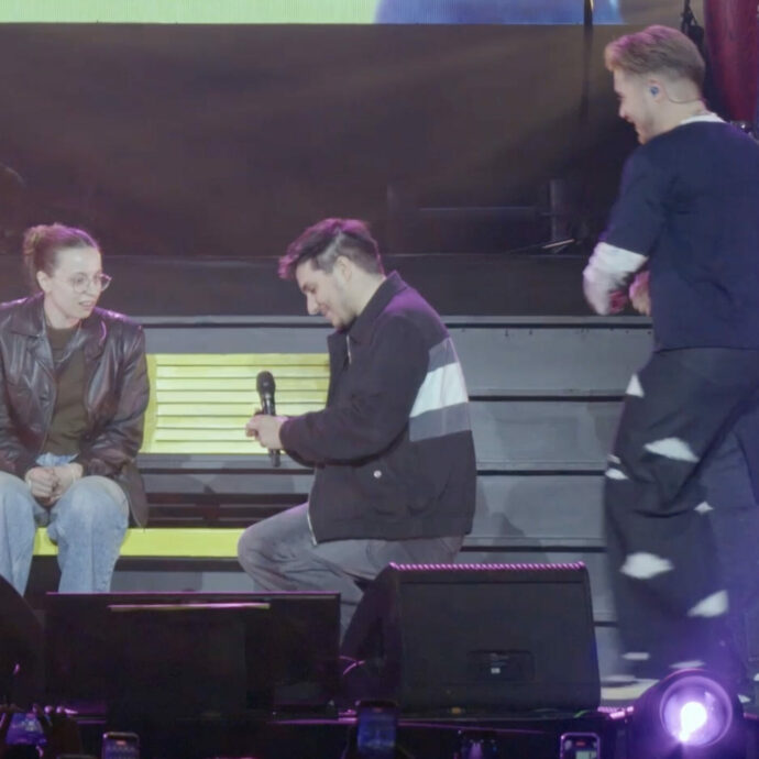 Proposta di matrimonio sul palco, Alfa “benedice” l’unione di due fan al Forum di Milano. Tra gli ospiti Gigi D’Alessio, Sangiovanni e Kekko dei Modà – IL VIDEO