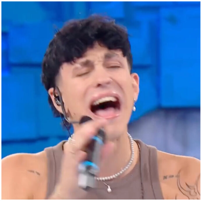 “Un solo vocal coach per tutti, è la regola ad Amici 26. Se vuoi cambiare, la maglia la lasci”: così Amadeus a Nicolò. Ecco la risposta del cantante