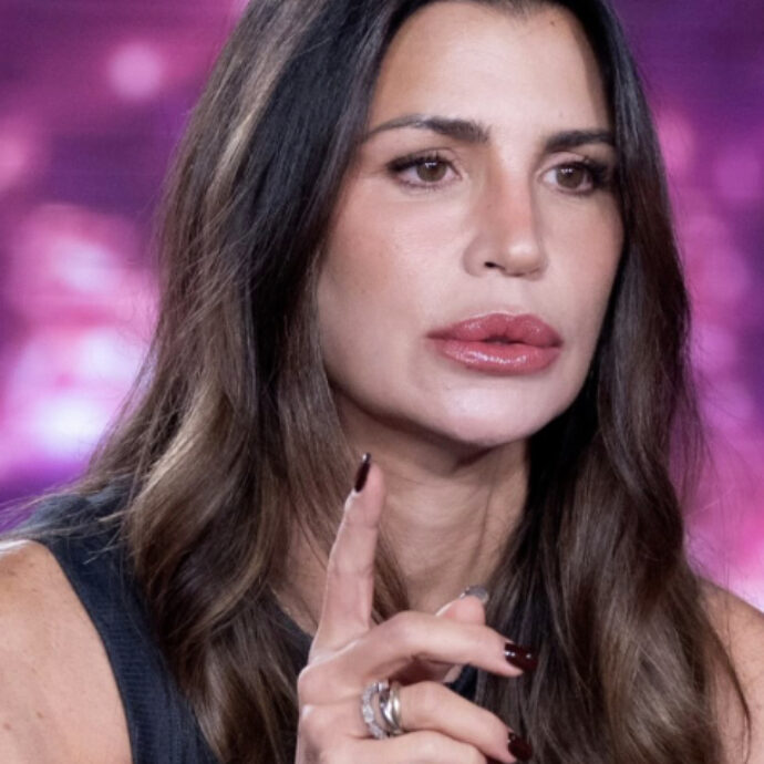 “Mia figlia è morta mentre ero lontana, mi hanno dovuta legare sull’aereo. Mi addormentavo con una bottiglia di vino. Non ho ricominciato a vivere, sono una sopravvissuta”: parla Claudia Galanti