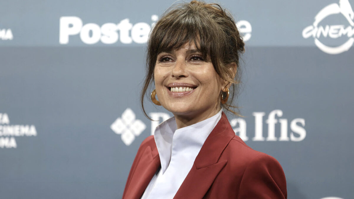“Proprio dietro una parvenza di ‘normalità’ c’è un uomo che non accetta i cambiamenti e, piuttosto che essere lasciato, uccide la compagna. Certe belle maschere mi spaventano”: così Claudia Pandolfi