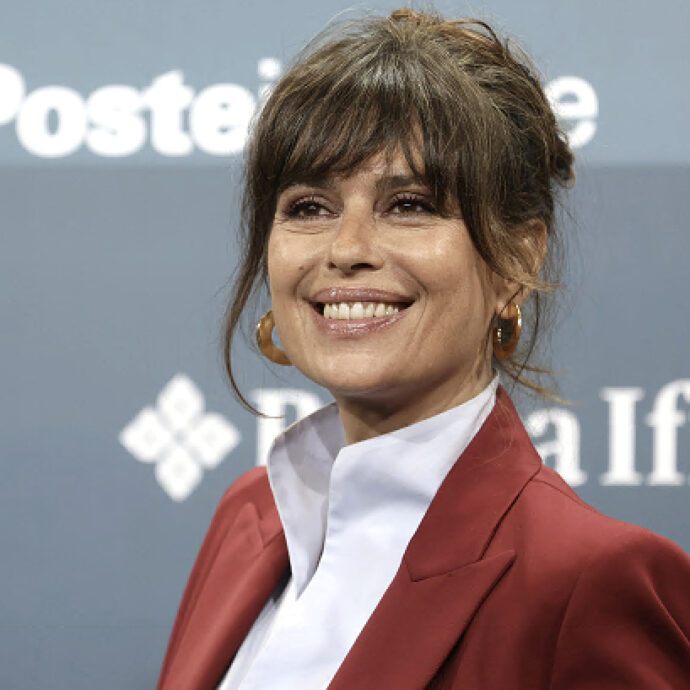 “Proprio dietro una parvenza di ‘normalità’ c’è un uomo che non accetta i cambiamenti e, piuttosto che essere lasciato, uccide la compagna. Certe belle maschere mi spaventano”: così Claudia Pandolfi