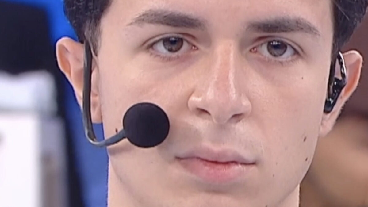 “Hai presentato brani che sono plagi”: Erness sospeso e poi eliminato da Samurai Jay ad “Amici 26”. Amadeus: “Se fossi stato il suo insegnante, sarebbe stato fuori subito”