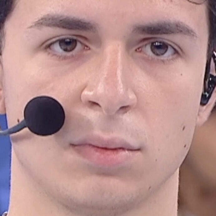 “Hai presentato brani che sono plagi”: Erness sospeso e poi eliminato da Samurai Jay ad “Amici 26”. Amadeus: “Se fossi stato il suo insegnante, sarebbe stato fuori subito”