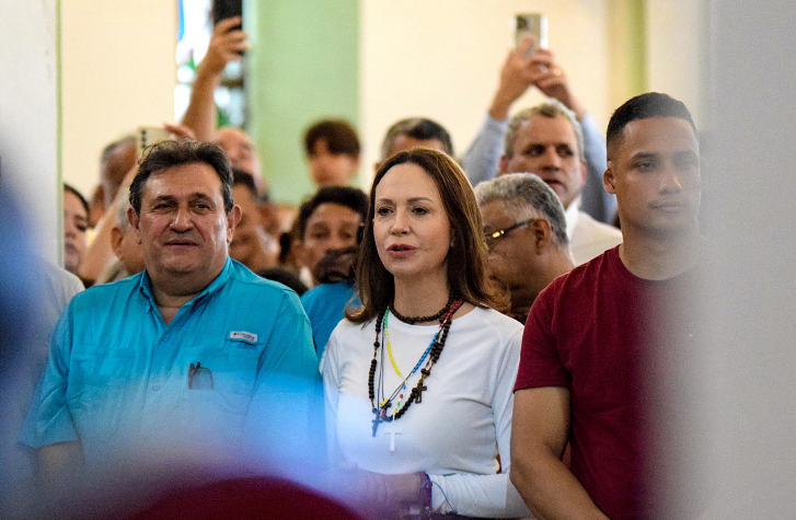 Machado vuelve a Venezuela tras casi un año de exilio y su partido lanza una plataforma de registro electoral
