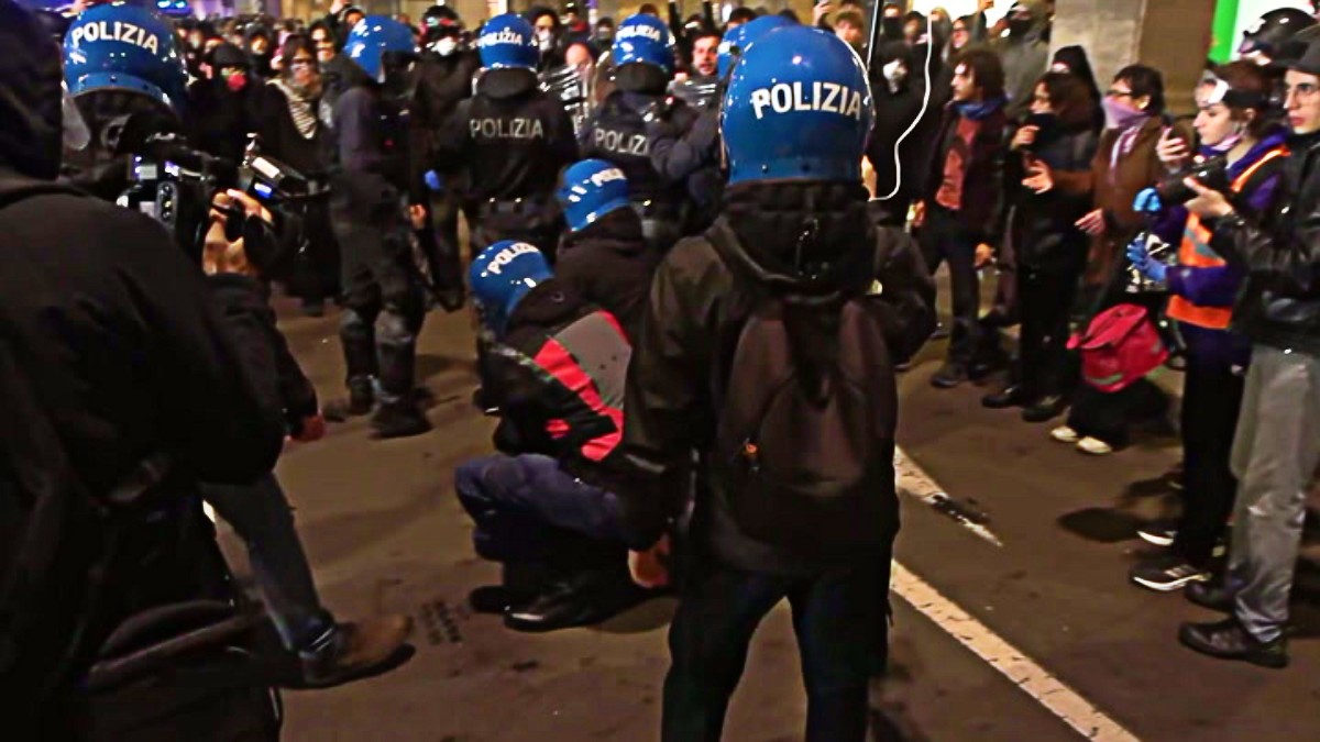 bologna manifestante immobilizzato a terra dalla polizia si sente male portato via in ambulanza cori contro gli agenti da Ilfattoquotidiano.it bologna manifestante immobilizzato a terra dalla polizia si sente male portato via in ambulanza cori contro gli agenti