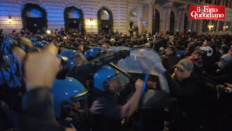Copertina di Scontri e tensioni a Roma durante il corteo con migliaia di persone: la polizia usa gli idranti
