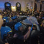 Copertina di Scontri e tensioni durante il corteo con migliaia di persone: la polizia usa gli idranti