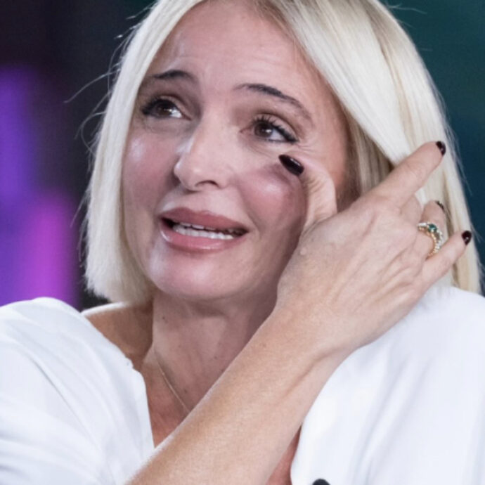 “Mi scrivono vecchia, mamma, nonna. Se io sto bene così e lui sta bene così, chi se ne frega”: Veronica Peparini replica agli haters sull’amore con Andreas Muller