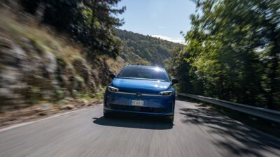 Copertina di Volkswagen ID. Polo, la prova de Il Fatto.it – L’elettrica che ha lo spazio di una Golf e un cuore retrò – FOTO