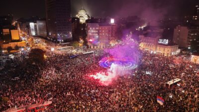 Copertina di La notte in piazza degli Studenti serbi dopo la vittoria alle elezioni: “Siamo liberi. Non perdiamo questa occasione come dopo la caduta di Milosevic”