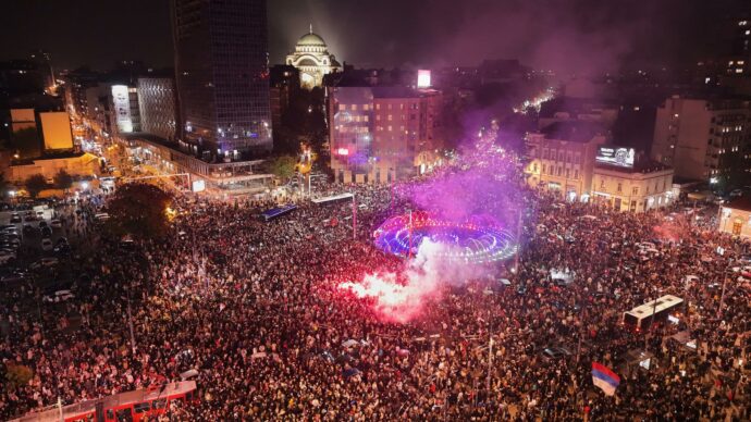 La notte in piazza degli Studenti serbi dopo la vittoria alle elezioni: “Siamo liberi. Non perdiamo questa occasione come dopo la caduta di Milosevic”
