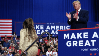 “Il sedere di Nicki Minaj è difficile da ignorare, uno spettacolo, davvero bellissimo”: Donald Trump scatenato a un comizio. Lei risponde: “Sono onorata di lavorare con lui, lo amo così tanto”