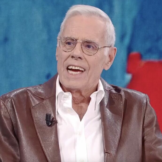 “Al dottore ho chiesto ‘sto male?’, mi ha risposto ‘no, sta malissimo’ e se ne è andato. Allora ho detto ‘sono morto’. Ora sono in via di guarigione”: così Teo Teocoli