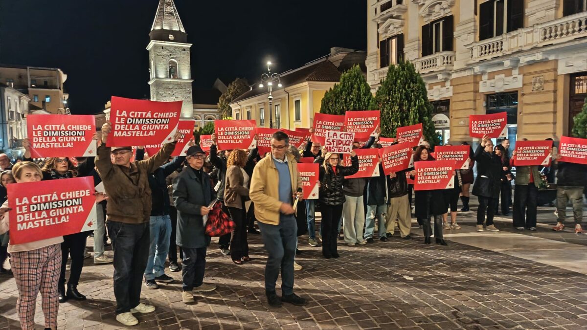 la citt224 sfiducia mastella 500 persone in corteo a benevento per chiedere le dimissioni del sindaco da Ilfattoquotidiano.it la citt224 sfiducia mastella 500 persone in corteo a benevento per chiedere le dimissioni del sindaco