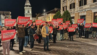 Copertina di “La città sfiducia Mastella”, 500 persone in corteo a Benevento per chiedere le dimissioni del sindaco