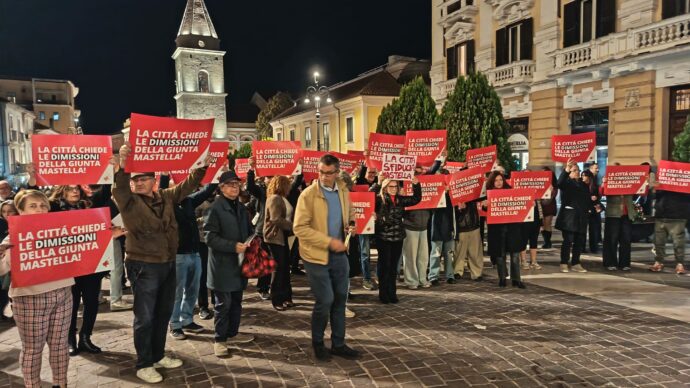 “La città sfiducia Mastella”, 500 persone in corteo a Benevento per chiedere le dimissioni del sindaco