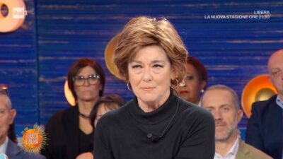 Copertina di “A Ballando con le Stelle potrei strappare la parrucca e restare con i miei capelli”: Monica Guerritore rinata dopo la chemioterapia