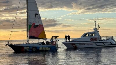 Copertina di Riarmo, ad Augusta la Flotilla blocca una nave che rifornisce la base Usa di Sigonella. Poi il blitz della Finanza