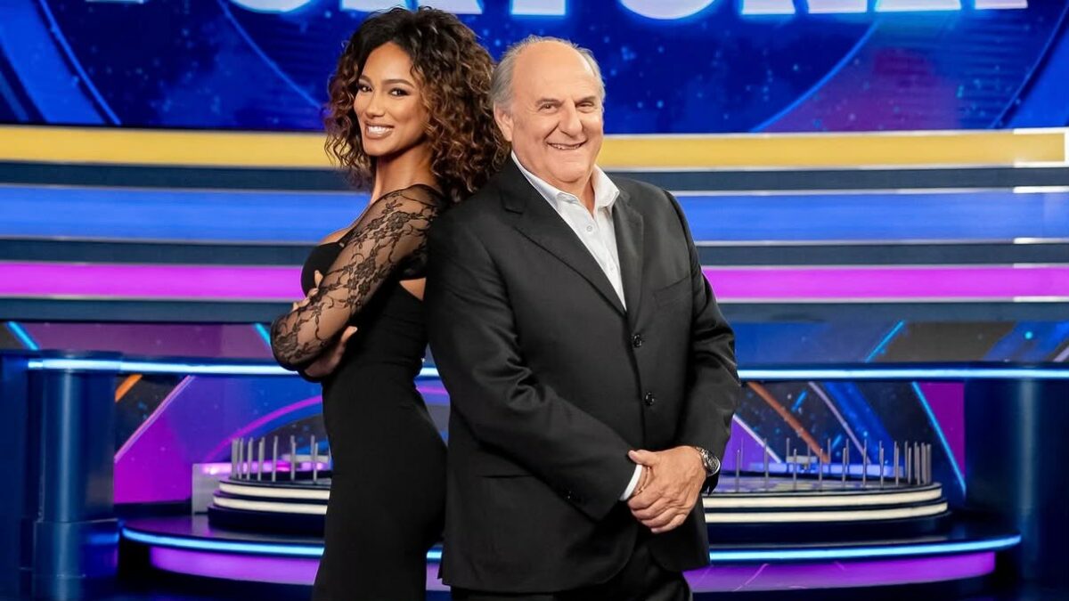 Samira Lui desconcierta a Gerry Scotti con una superstición colombiana en "La ruota della fortuna"