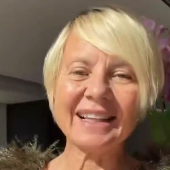 “La mia esperienza di malattia mi ha allargato il cuore. Ora sto meglio”: Antonella Elia torna a casa dopo l’intervento di rimozione del tumore