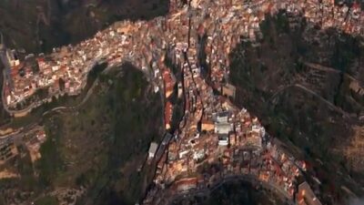 Copertina di Un uomo steso a terra a pancia in su: ecco la strana forma del piccolo borgo della Sicilia Centuripe