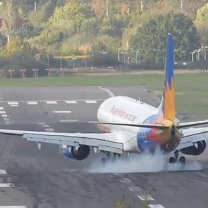 Atterraggio da brividi: i piloti del jet riprendono il controllo mentre la tempesta Boelo spazza l’Inghilterra – VIDEO