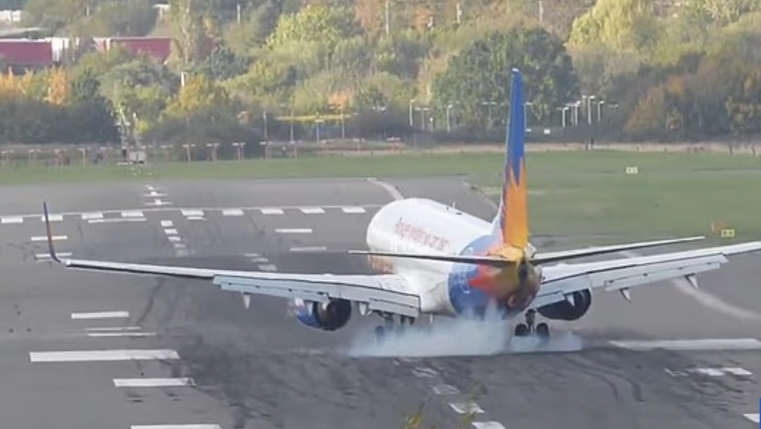 Un Boeing 737 de Jet2 se salió de pista en Birmingham por la tormenta Boelo