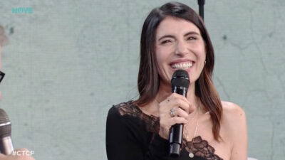 Copertina di Giorgia: “Sono arrivata sul palco di sedere al mio primo concerto, alla sagra del carciofo di Ladispoli. Il matrimonio? Ho detto sì subito, poi non ci siamo organizzati più”