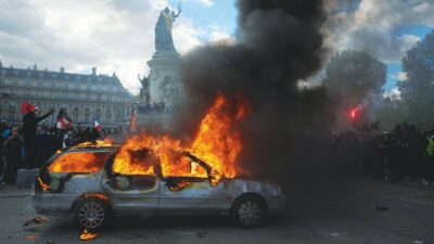 Copertina di Stretta in Francia: paga i danni pure chi non fa niente