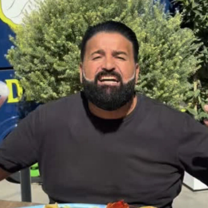 Peppe Di Napoli aggredito per il costo delle vongole a 30 euro al chilo: il pescivendolo “social” ferito al collo con una chiave