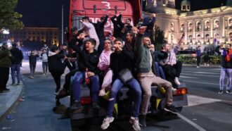Gli Studenti sconfiggono Vucic e sperano nella svolta europea: il sogno di un Paese con istituzioni trasparenti e democratiche