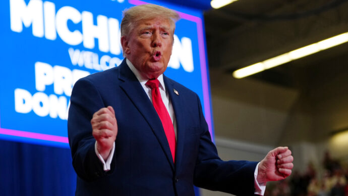 “La Norvegia fa schifo, è un cesso di Paese”: l’attacco di Trump al comizio in Michigan. La colpa di Oslo? Non avergli dato il Nobel per la Pace