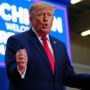 Copertina di “La Norvegia fa schifo, è un cesso di Paese”: l’attacco di Trump al comizio in Michigan. La colpa di Oslo? Non avergli dato il Nobel per la Pace