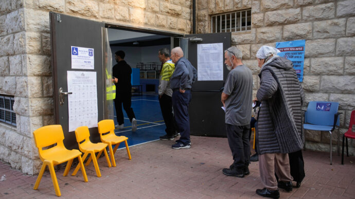 Elezioni in Israele, alle 12 affluenza record al 31,5%: è il dato più alto dal 1977. Il candidato democratico Golan minacciato con un coltello