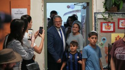 Copertina di Alle 14 affluenza quasi al 45%: “Battuto ogni record”. Golan minacciato con un coltello. Netanyahu: “Ci vogliono rubare il voto”