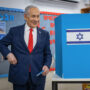 Copertina di Alle 18 affluenza sopra il 66%: +9% rispetto al dato del 2022. Ultimi appelli di Netanyahu: “Votateci, questione di vita o di morte”