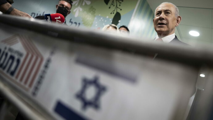 Il grido di Netanyahu al telefono con un attivista: “Perché gli ultraortodossi non vanno a votare? Sono pazzi? Moriremo tutti!”