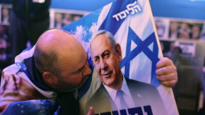 Copertina di Primi exit poll: è testa a testa tra Netanyahu e le opposizioni, exploit dei partiti arabi. Affluenza al 77,7%