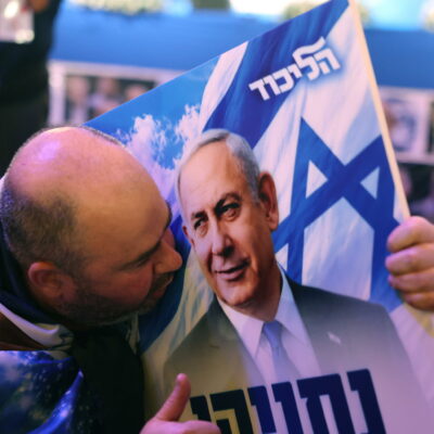 Copertina di Primi exit poll: è testa a testa tra Netanyahu e le opposizioni, exploit dei partiti arabi. Affluenza al 77,7%