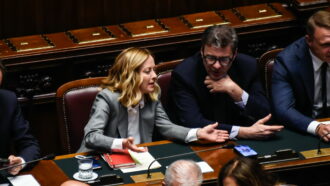 Copertina di Manovra, addio al taglio Irpef per il “ceto medio”. Verso una flat tax per i neoassunti under 35 e un fondo ad hoc per finanziare nuove pensioni anticipate