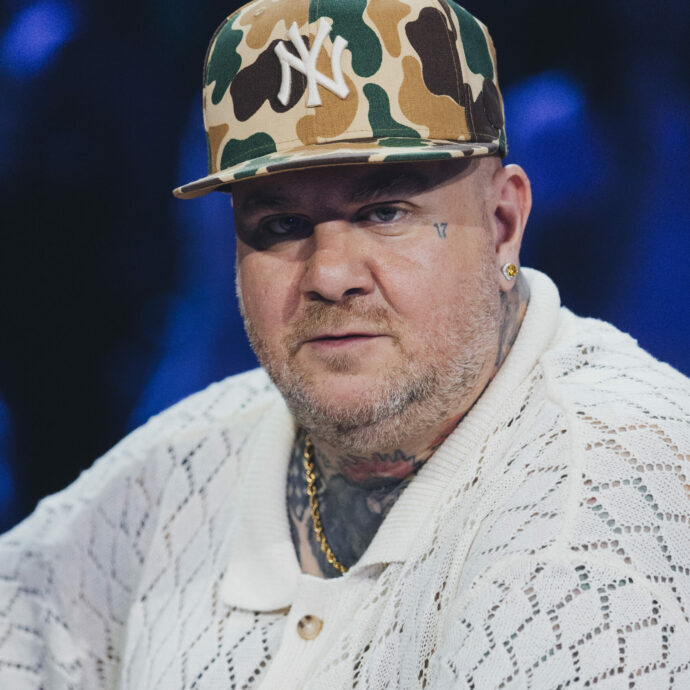 “Ero a cena con i miei amici rapper e mia madre mi fa ‘non te la mettere più la maglietta traforata X Factor che fa ca**re’ e poi ‘non usare lo stuzzicadenti a tavola’”: l’aneddoto di Jake La Furia