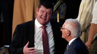 Copertina di L’amico di Trump (e socio di un regista finito negli Epstein files) dava 50mila dollari al mese ai legali di Netanyahu: le rivelazioni sul miliardario James Packer