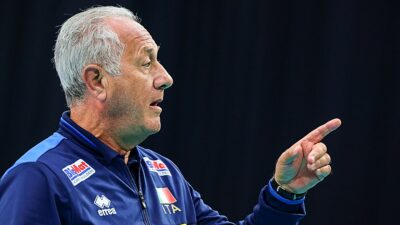 Copertina di Russia ai Mondiali, Julio Velasco applaude: “Le nazionali non sono dello Stato ma del popolo. Lo dice uno che ha vissuto la dittatura in Argentina”