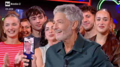 Copertina di Fiorello: “Non ho una parte del corpo sana. Le ginocchia sono andate. L’unica cosa rigida che è rimasta è l’alluce. La prostata sembra un pallone. Ho l’artrosi alle dita come Mano della Famiglia Addams”