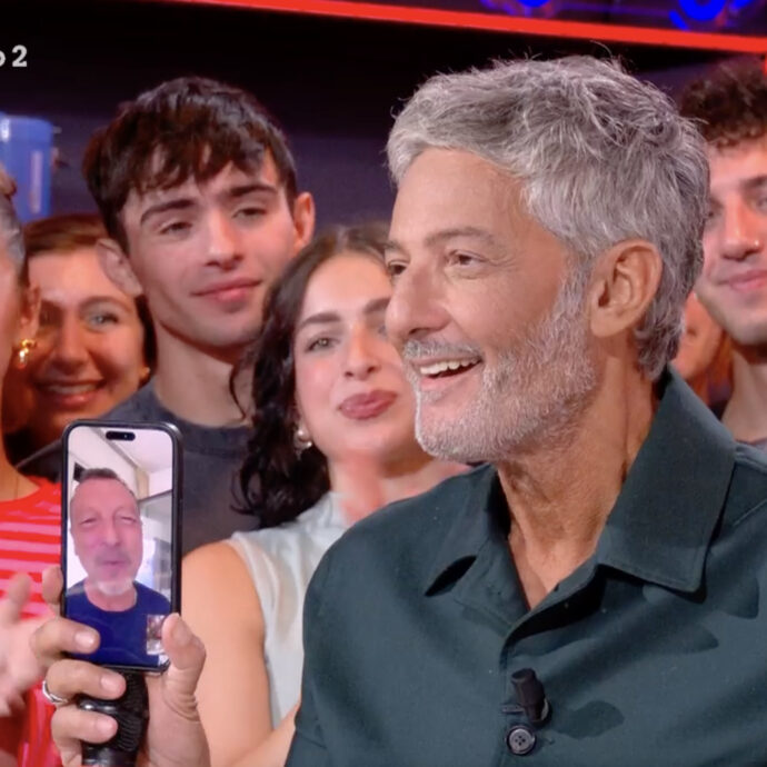 Fiorello: “Non ho una parte del corpo sana. Le ginocchia sono andate. L’unica cosa rigida che è rimasta è l’alluce. La prostata sembra un pallone. Ho l’artrosi alle dita come Mano della Famiglia Addams”