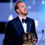 Copertina di Harry Kane vince il pallone d’oro 2026: l’attaccante “noioso” e poco appariscente sempre in prima linea contro le discriminazioni