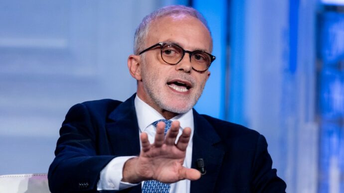 Ora Ruffini organizza il tavolo dei centrini