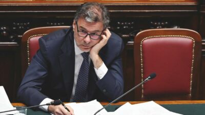 Copertina di Flat tax e briciole alle pensioni. Oggi il via libera alla manovrina