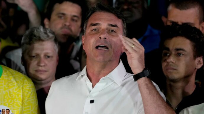 Bolsonaro scappa come fece il padre