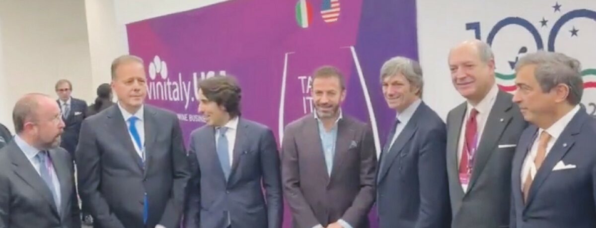 Copertina di Il richiamo del vino: pienone di eletti  e staff alla fiera Usa